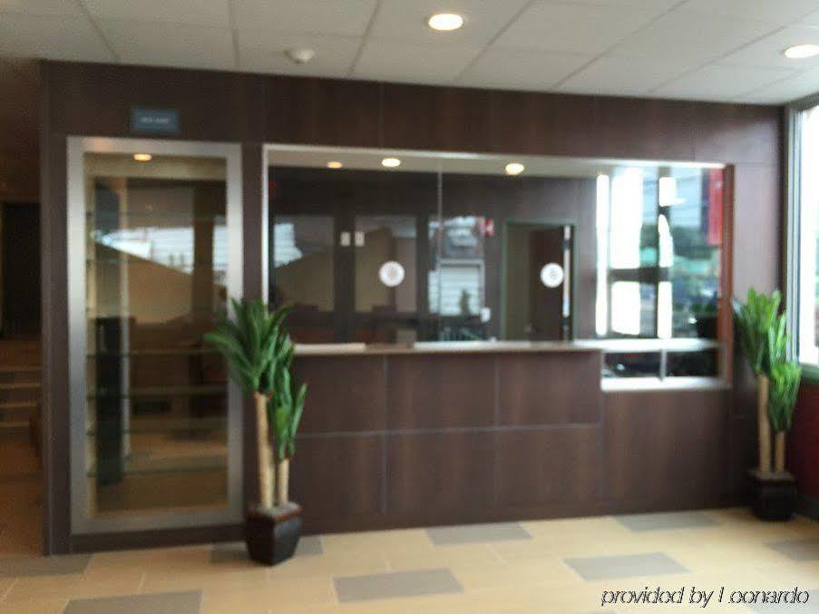 埃尔姆伍德帕克 埃尔姆伍德红地毯旅店酒店 外观 照片